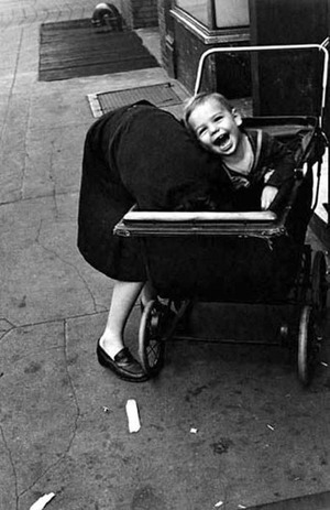 helen-levitt-stroller