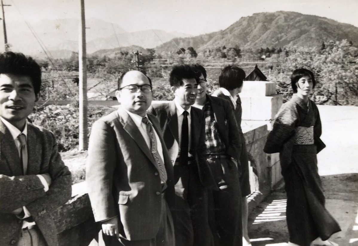 006左から２番目中西氏、その隣中村一郎氏、一番右瑛九夫人(都さん)