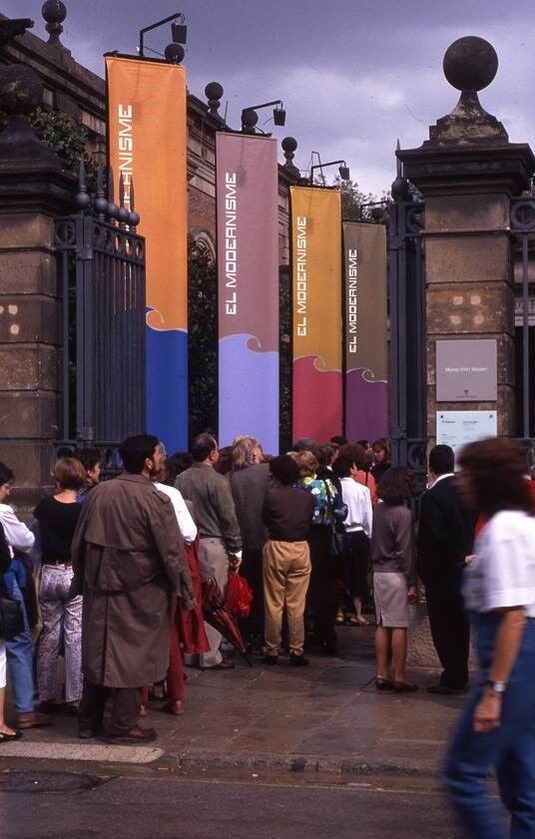 11bis.  近代美術館でのモデルニスモ展、入場を待つ行列