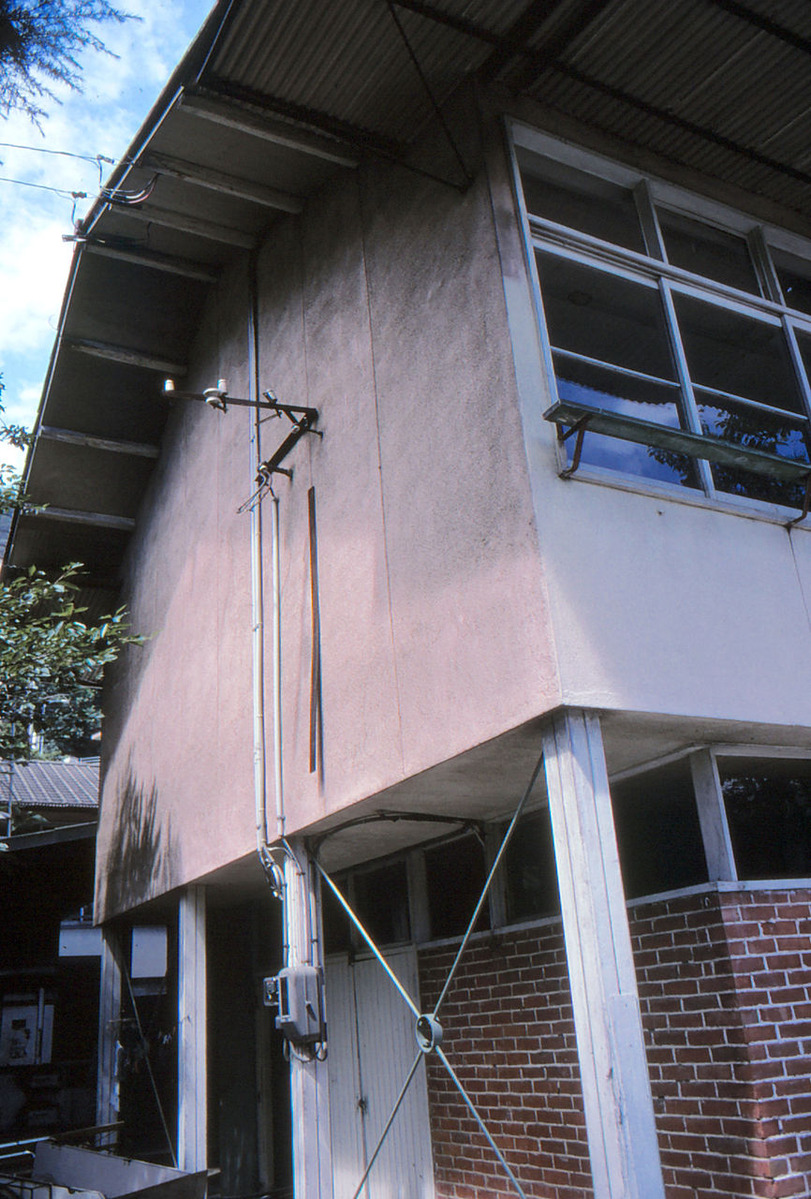 20190714花田佳明034伝染病棟の妻側の壁が淡紅色