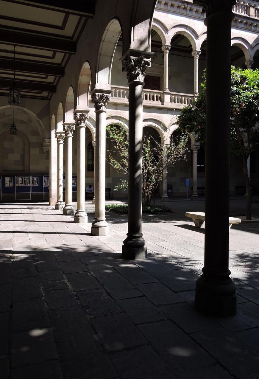 8. バルセロナ大学回廊