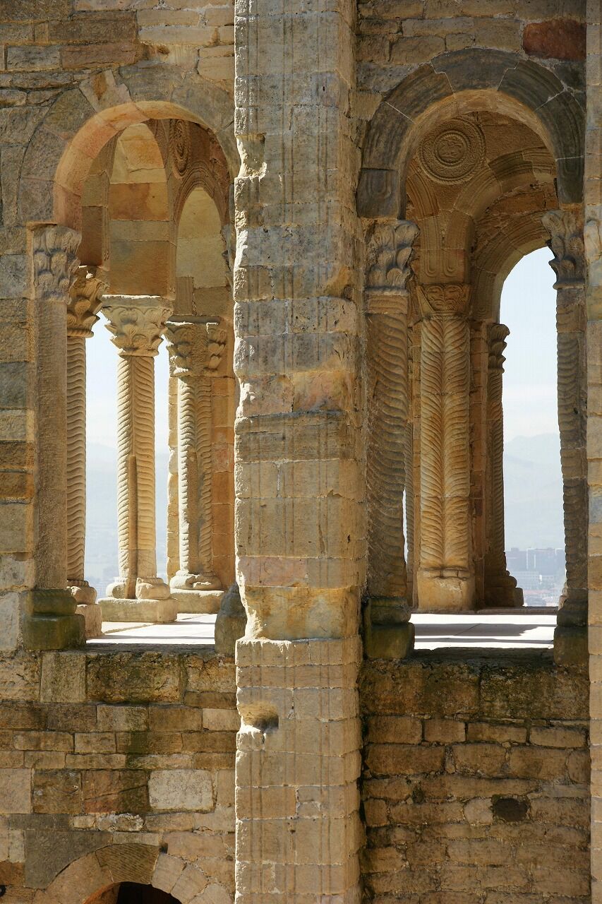 3.サンタ・マリア・デ・ナランコトリビューンと柱に刻まれたレリーフ