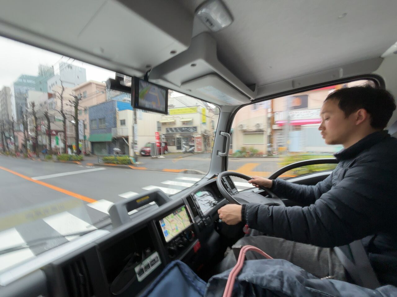 搬入のトラックを運転する佐藤研吾さん
