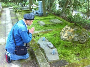 赤瀬川家墓前で_