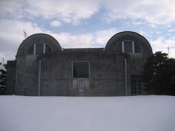 201502　酒井実通男「現代美術と磯崎建築～北陸の冬を楽しむツアー」に参加して（中上邸イソザキホール）