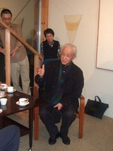 磯崎新、自作椅子に坐る