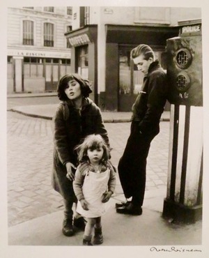 doisneau_15_Les-enfants-de-la-place-Hebert