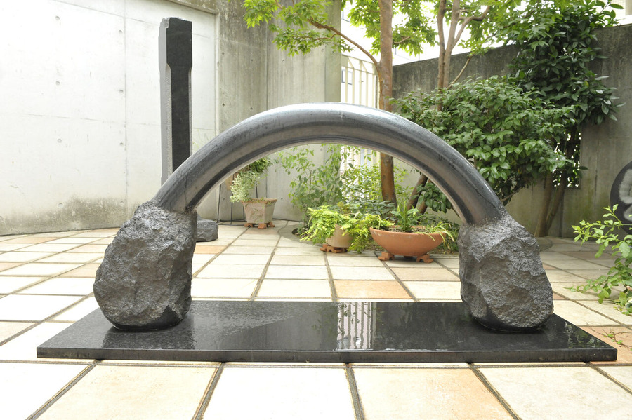 関根伸夫「空相－虹」