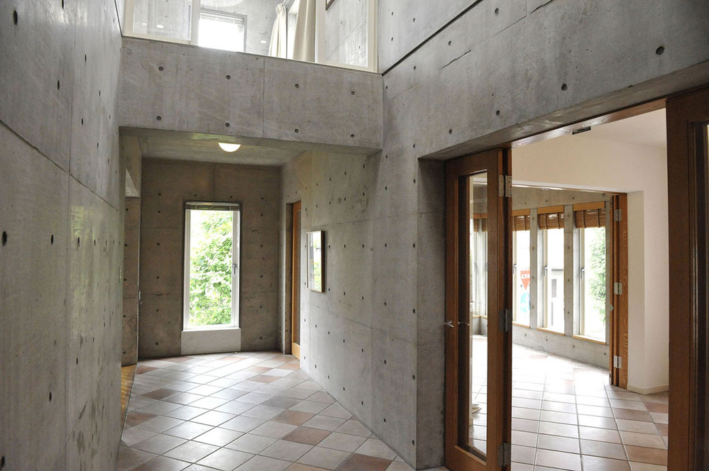 015_2階廊下_右は事務所