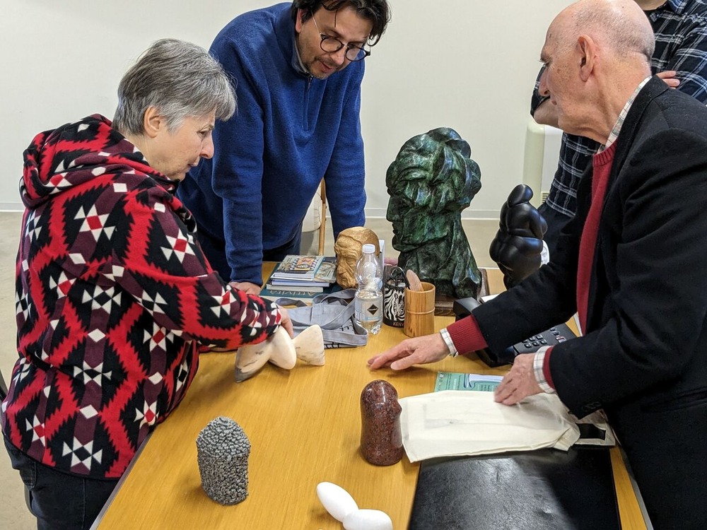 2023オメロ触覚美術館館長ご夫妻が持参した作品を触察している様子