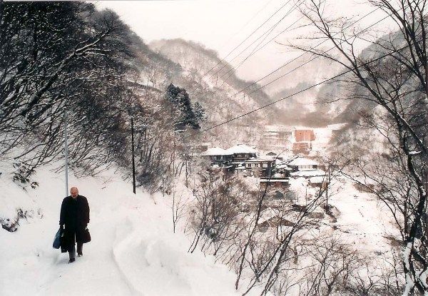 綿貫さん北温泉雪道を歩く