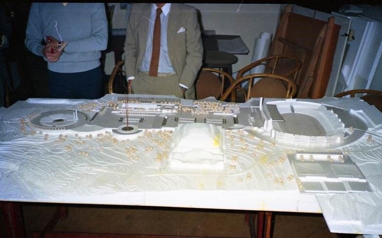 丹下連載7_9_1984年10月時のコレア=ミラの全体模型