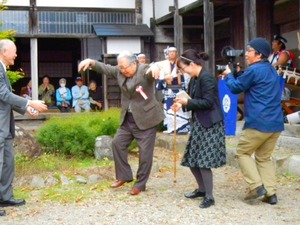 ６　踊る細江英公