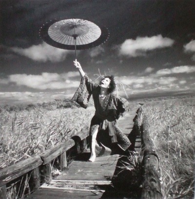 大野一雄釧路湿原に舞う