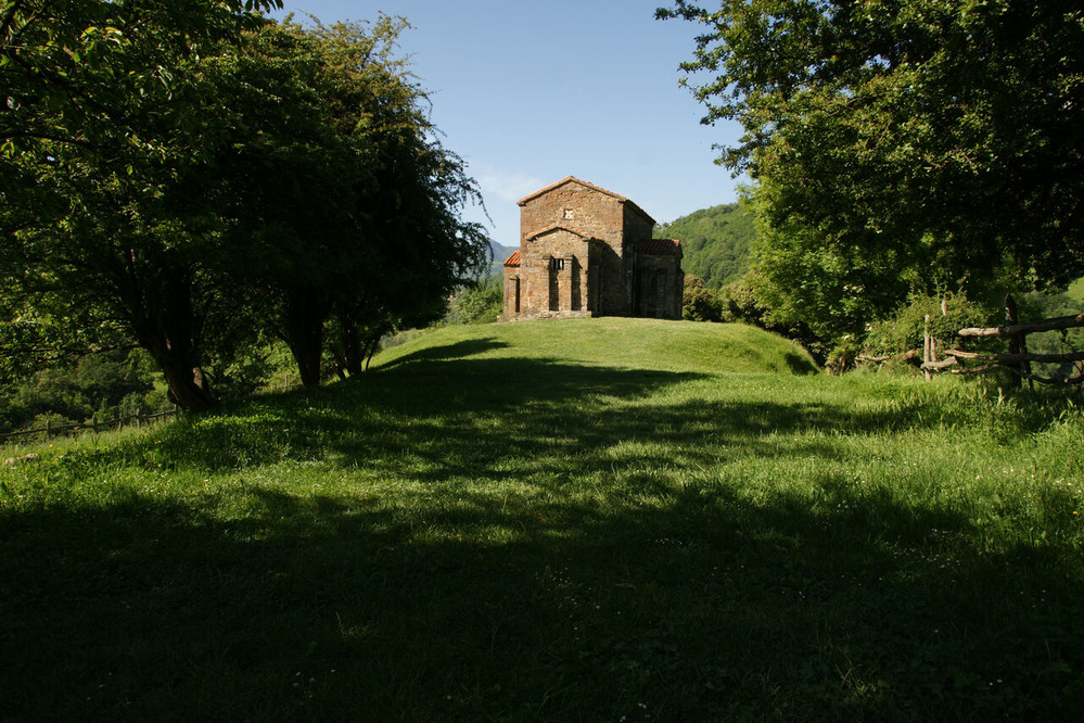9.小高い丘に建つサンタ・クリスティーナ・デ・レナ教会