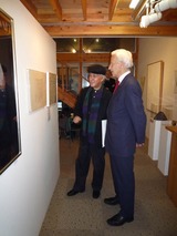 瀧口作品の前で磯崎新、ファルクマン