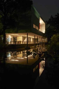 神奈川県立近代美術館ライトアップ