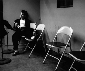 W266_Chet-alone-wide