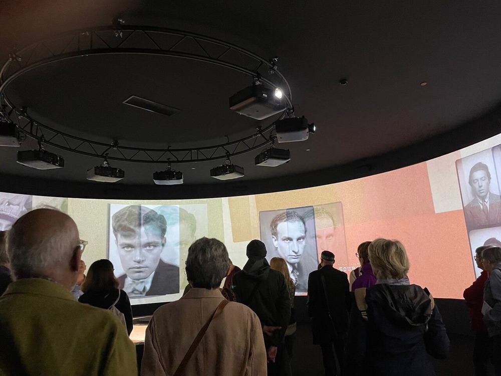 ３半円形スクリーン