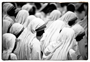 賛美歌を歌うシスター