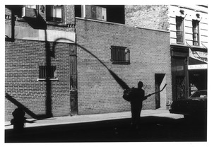 2 掃除機を担ぐ女性