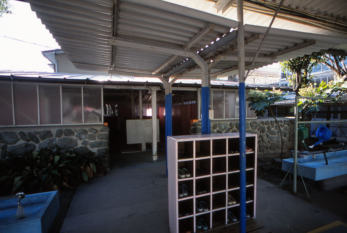 005花田佳明先生・037豎滓虻蟯｡蟆上ヨ繧､繝ｬ蜈･蜿｣