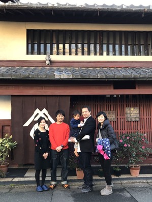 光嶋一家と妻と野口家の前