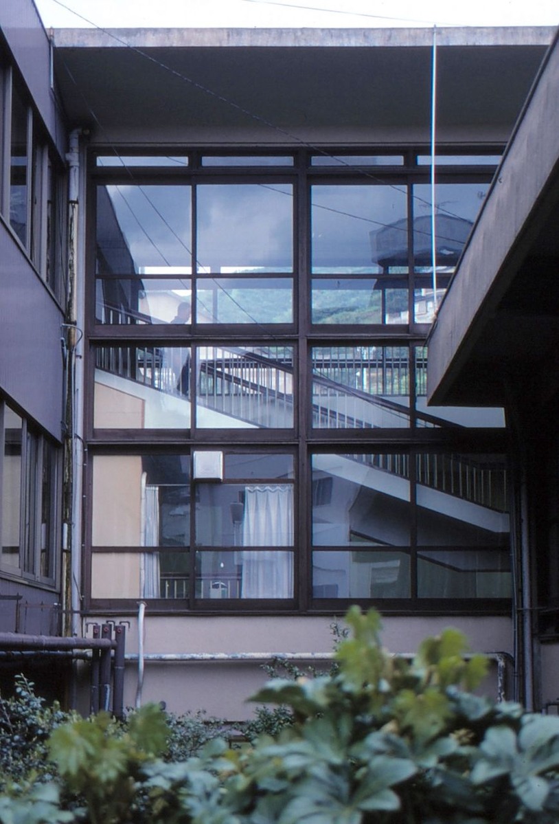 20190714花田佳明002総合病院ガラス面