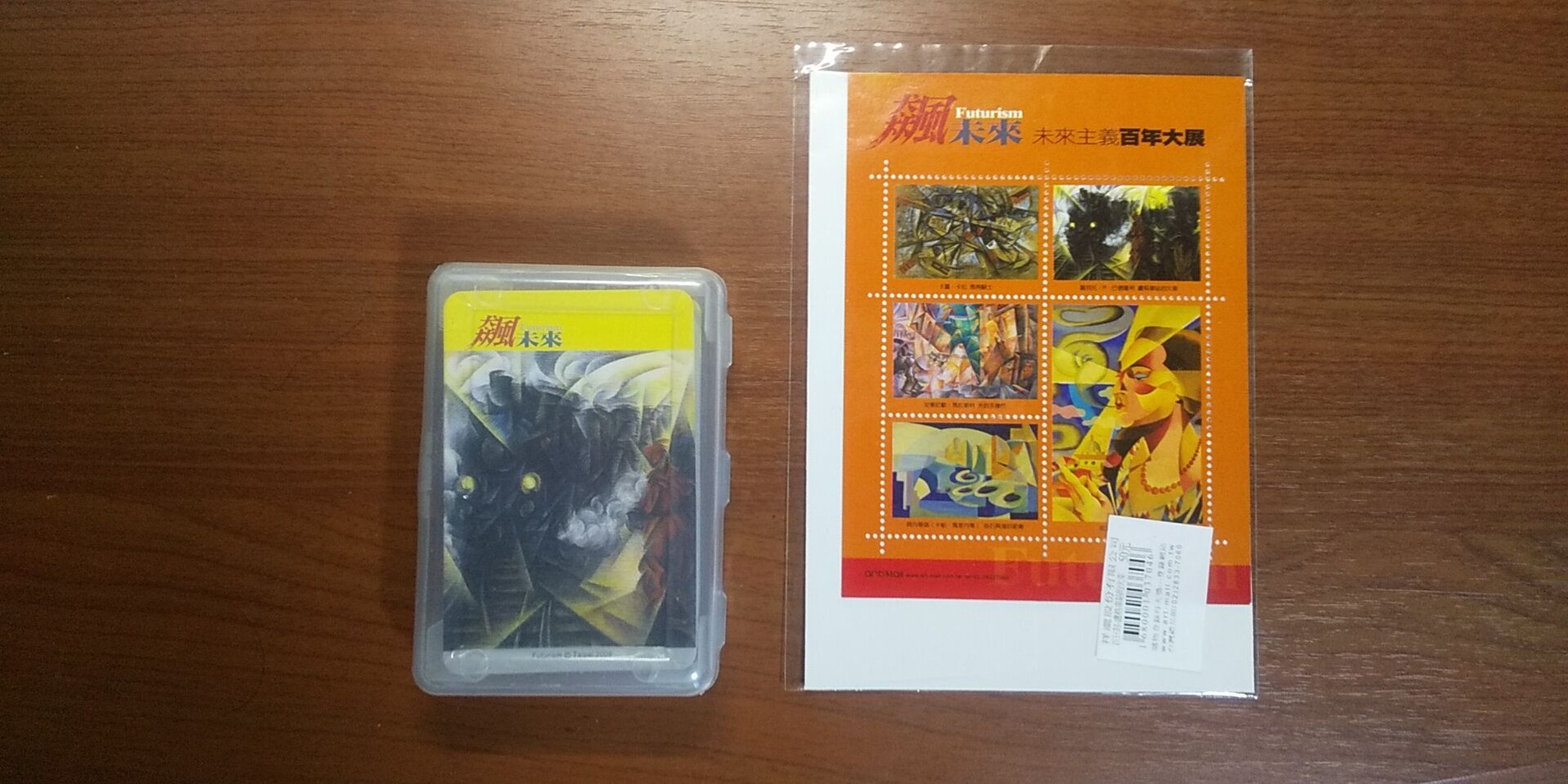 図２　台北店のみやげもの、トランプとシール