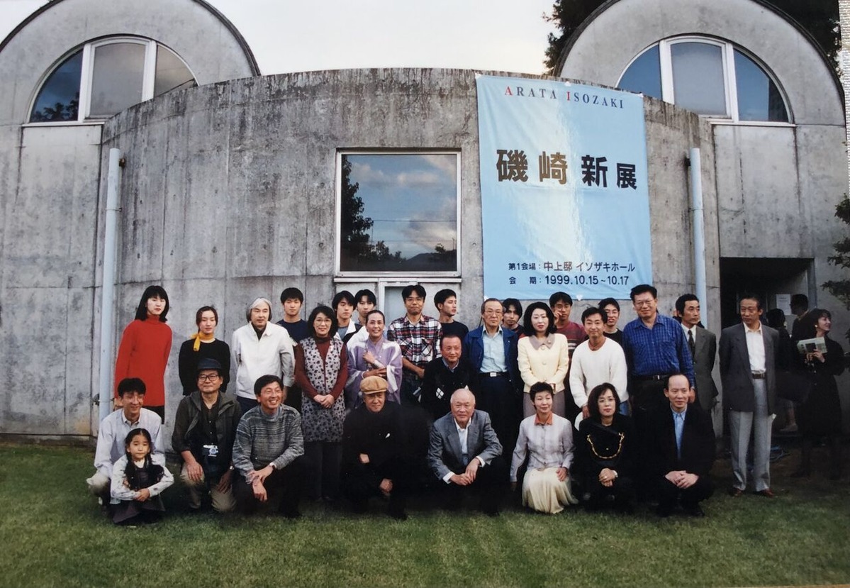 007「磯崎新展」(1999）磯崎氏を囲んでの集合写真