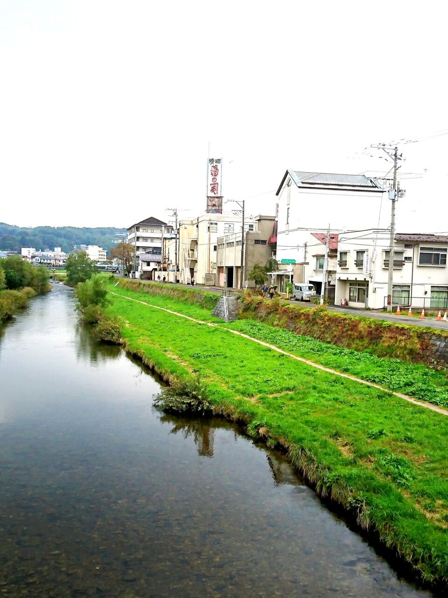 ①町の中心を流れる中津川の風景