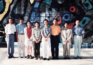 １２　ミロ陶板画前にて記念写真（撮影・石原輝雄）