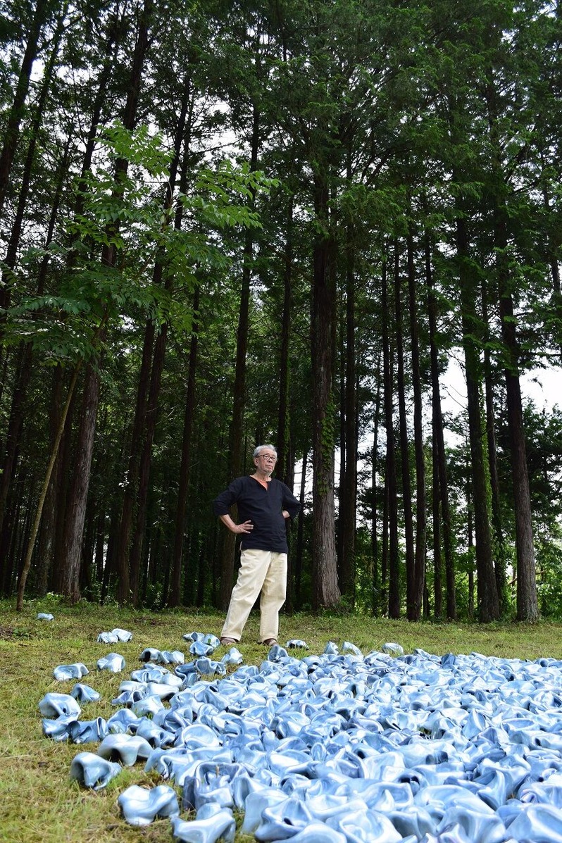 DSC_0157　2015年7月伊藤アトリエ前に設置のブルーパールと先生