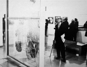 図19-2 「大ガラス」の前で