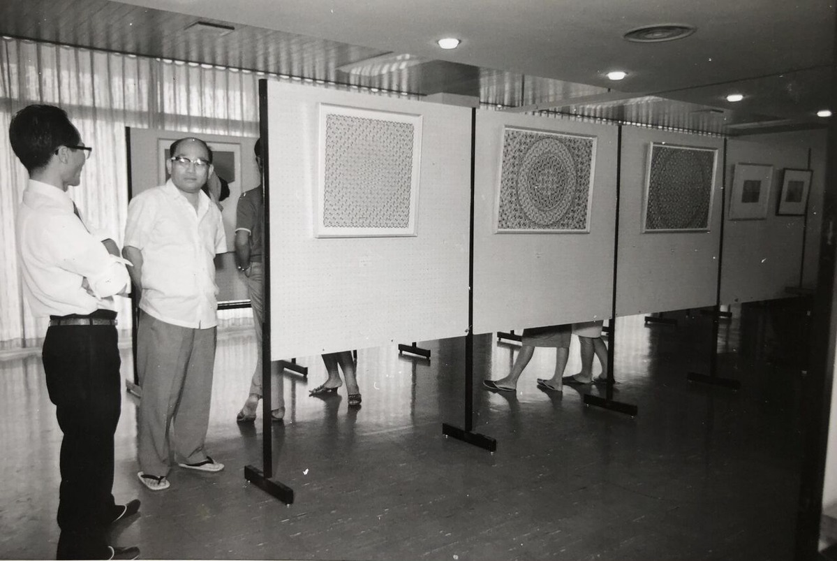 007市内での展覧会にて　中西氏とオノサト作品