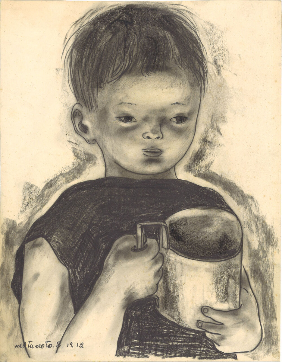 コップを持つ子ども（b）