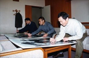 03 ポスターにサインする（三重県立美術館）