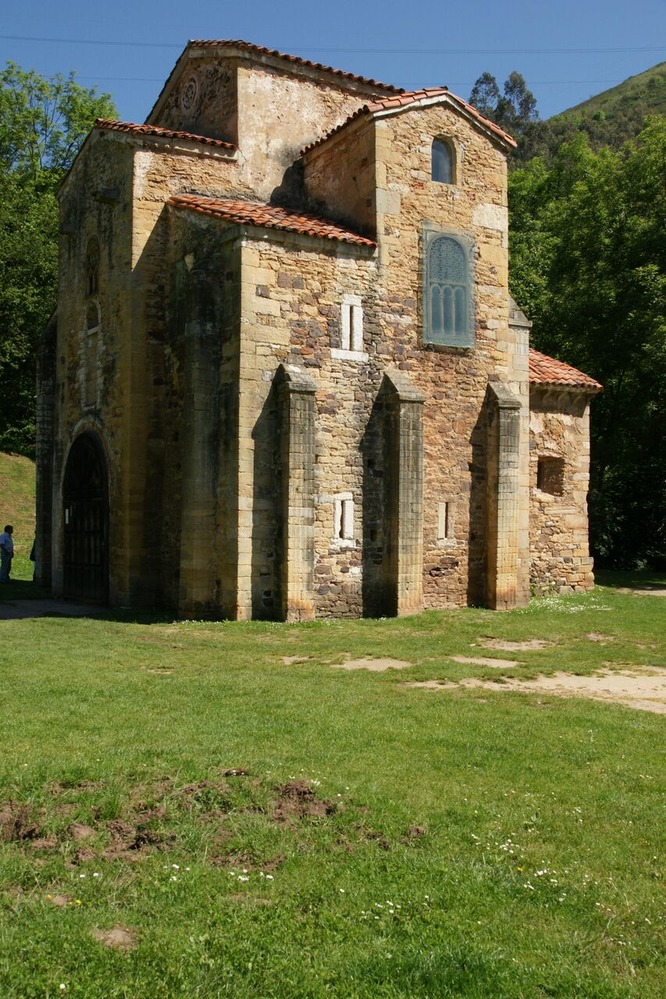 6. サン・ミゲル・デ・リジョ教会で崩壊を免れた内陣部分