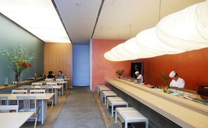 １階カウンター上部の照明デザインも宮脇さん