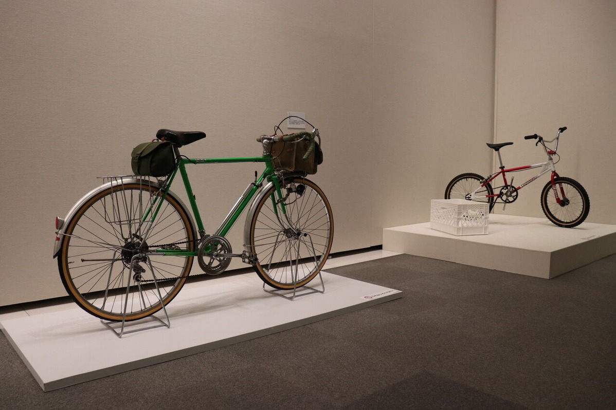 202108友井伸一左：ロードマン 右奥：映画 ET に登場した BMX