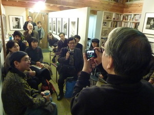 細江展カメラを向ける細江先生200912