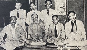 図3 藤田嗣治らとの記念写真。