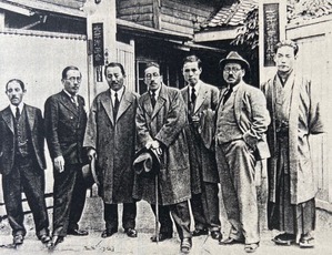 図2  太平洋美術学校正門前での写真。