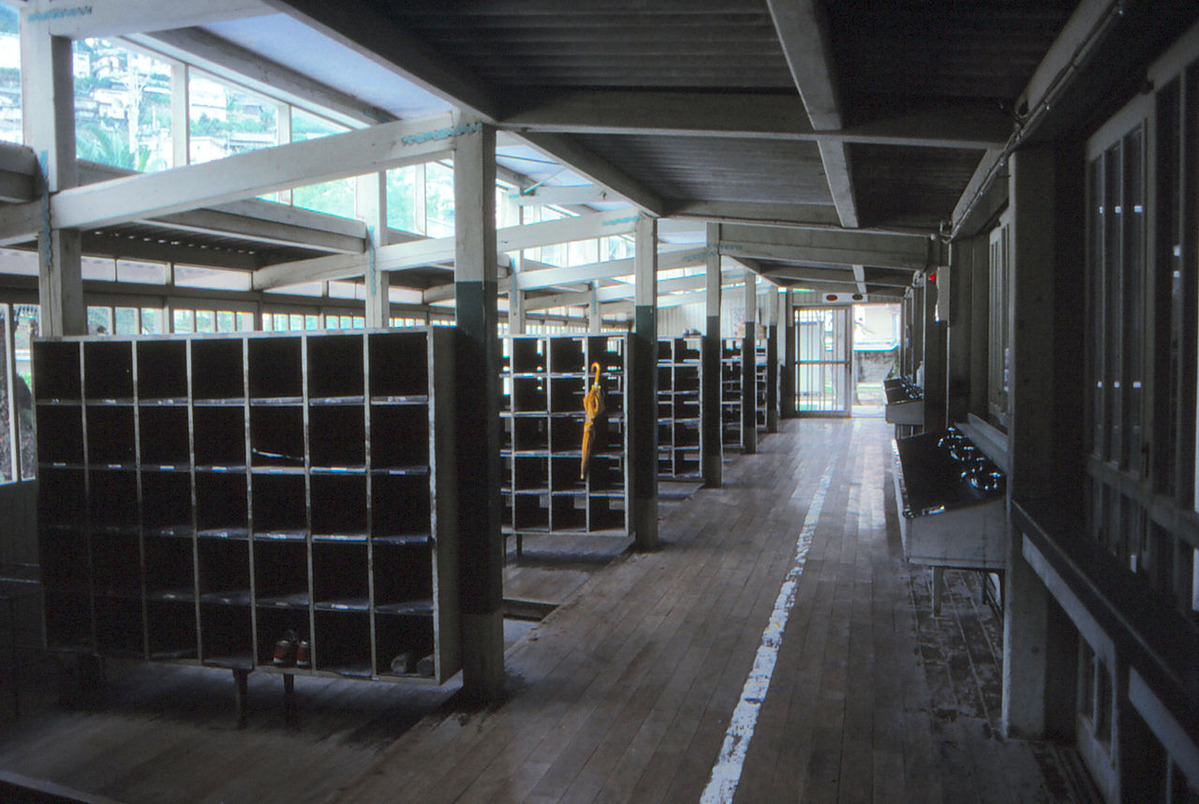 20190714花田佳明013日土<br />
<br />
小昇降口