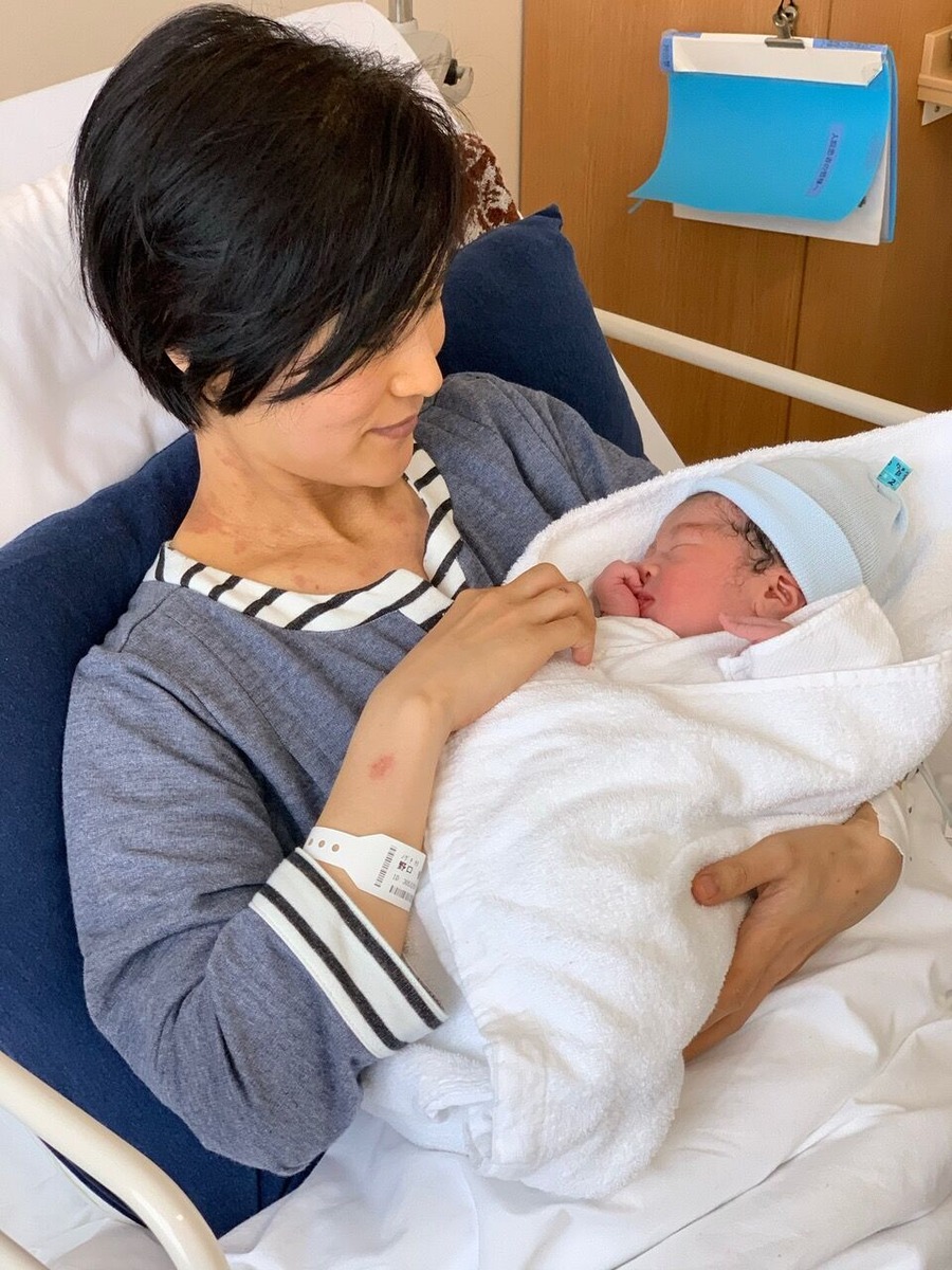 出産当日の妻と息子