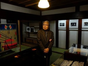 ７　展示室にを見る細江英公　撮影後等