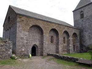 12Aubracの礼拝堂　入口jpg