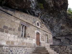 15岩に埋まる教会