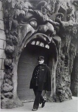 P1020102ドアノー「キャバレー地獄」600