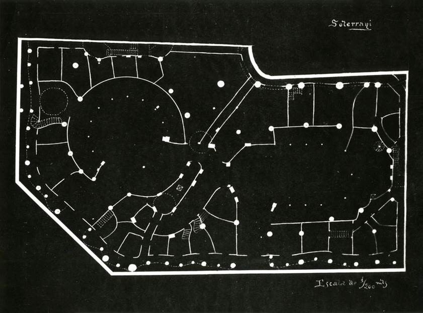 7．ガウディがカサ・ミラの建築申請時に市役所に提出した地階の図面でコーナー部がカットされているのが分かる